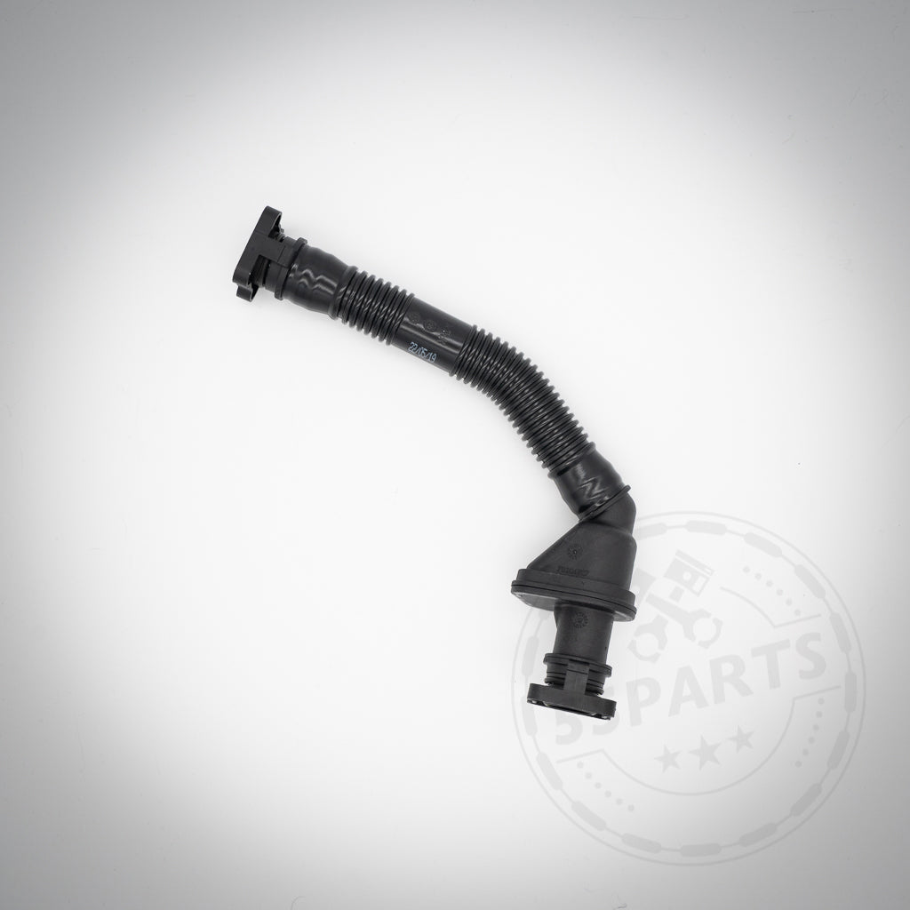 Der 55Parts PCV Kurbelwellengehäuseentlüftungsschlauch, passend für BMW 135i, 1er M Coupé, 335i(x) N54, ist ein schwarzer Kunststoffschlauch mit Anschlüssen an beiden Enden – ideal für PCV-Systeme. Abgebildet auf weißem Hintergrund mit schwachem Logo.