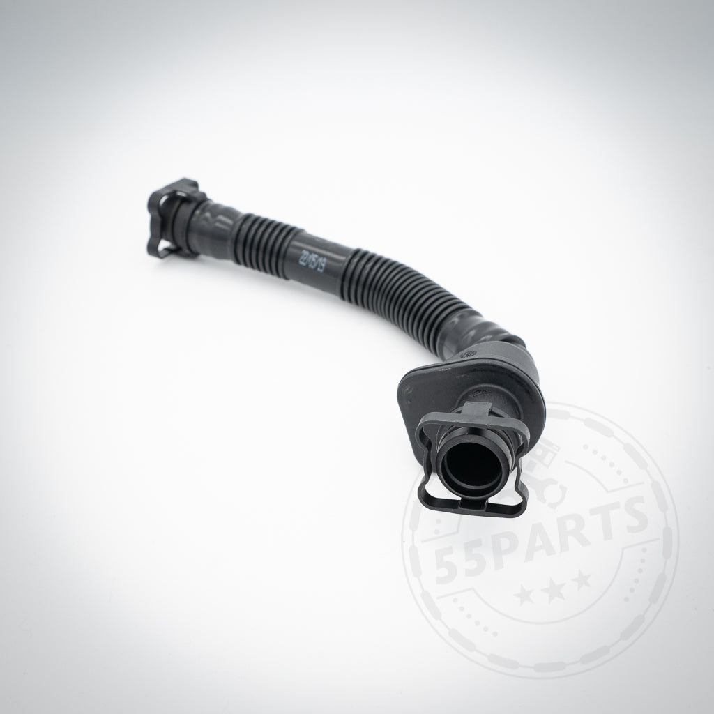Der 55Parts PCV Kurbelwellengehäuseentlüftungsschlauch, passend für BMW 135i, 1er M Coupé, 335i(x) N54, ist ein schwarzer Kunststoffschlauch mit Anschlüssen an beiden Enden – ideal für PCV-Systeme. Abgebildet auf weißem Hintergrund mit schwachem Logo.