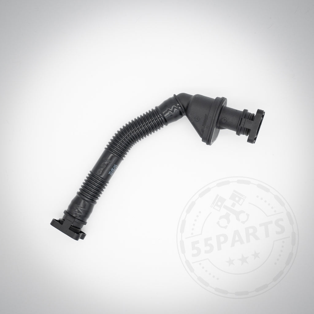 Schwarzer flexibler PCV-Kurbelwellengehäuseentlüftungsschlauch, mit Anschlüssen an beiden Enden, entworfen passend für BMW 135i, 1er M Coupé, 335i(x) N54, abgebildet auf weißem Hintergrund mit dem 55Parts-Logo.