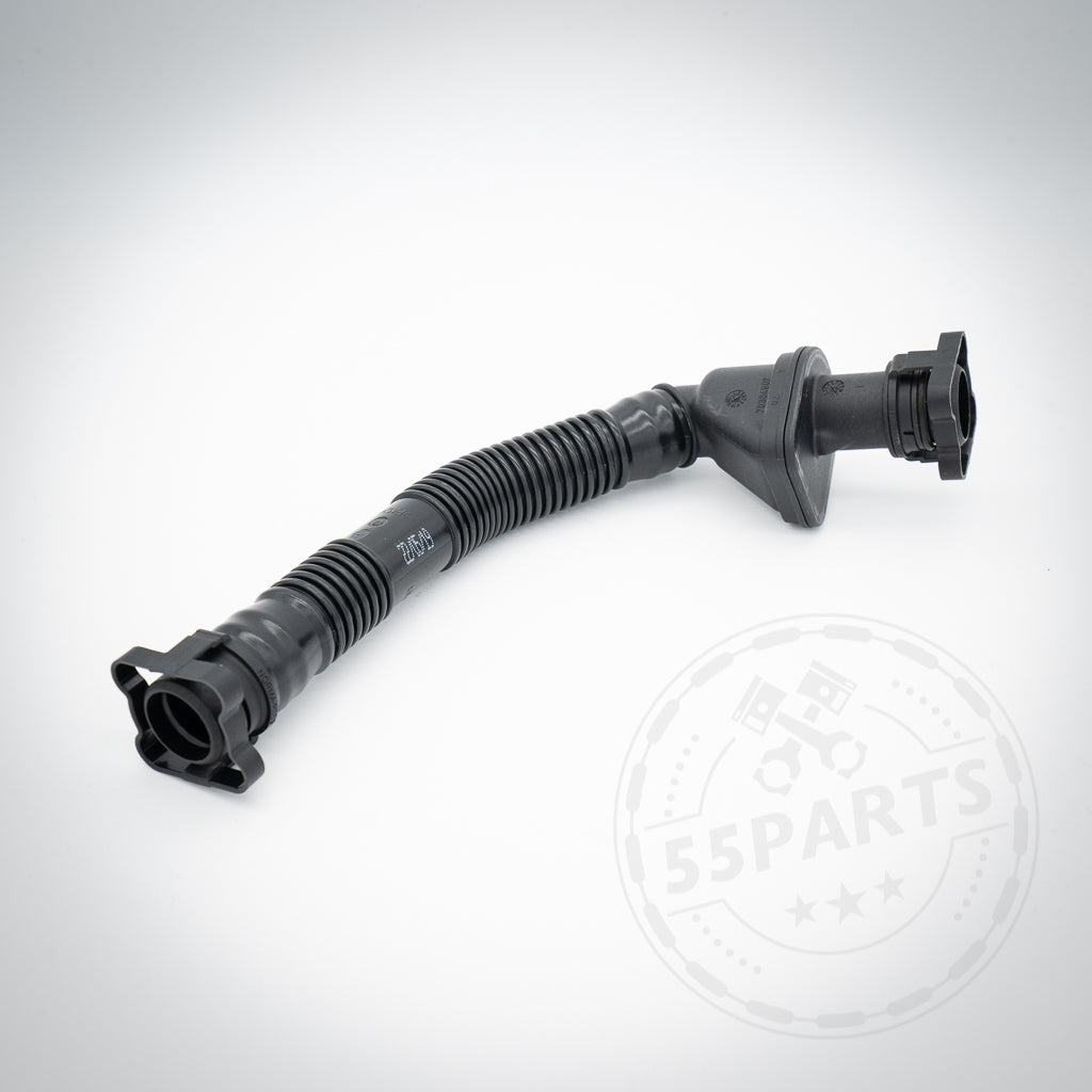 Der 55Parts PCV Kurbelwellengehäuseentlüftungsschlauch Venthose passend für BMW 135i, 1er M Coupe, 335i(x) N54 wird in Schwarz mit Anschlüssen an beiden Enden vor einem weißen Hintergrund mit dem 55Parts-Logo abgebildet.