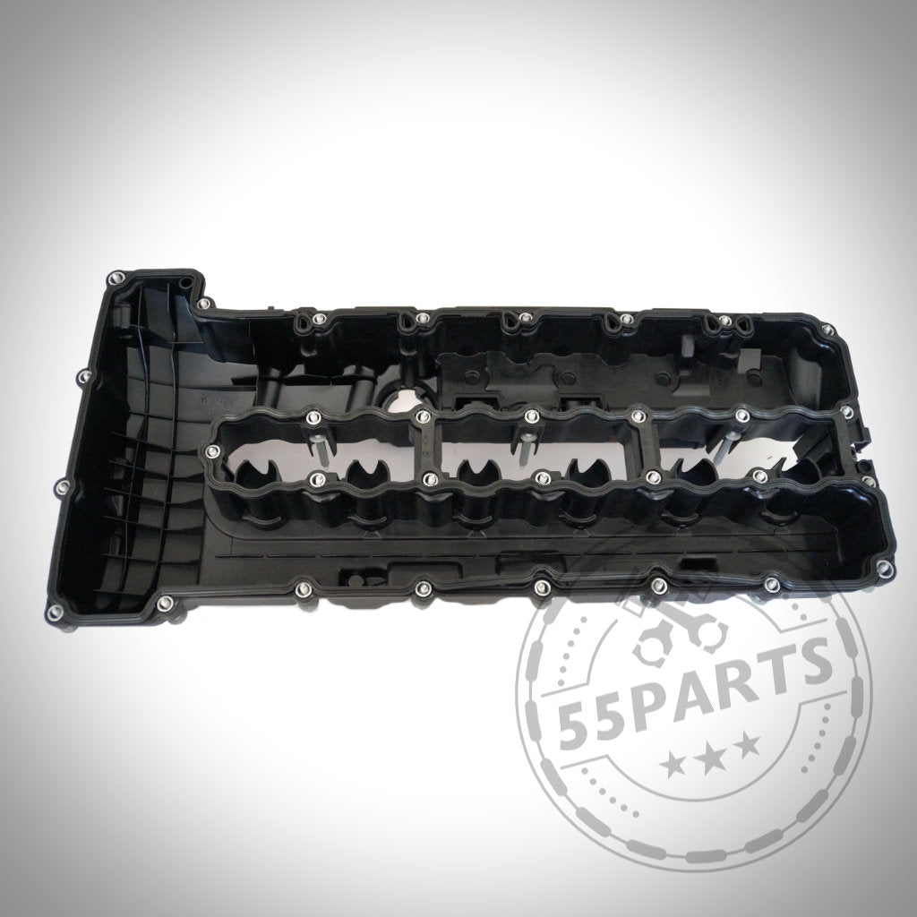 Der Ventildeckel Zylinderkopfhaube inkl. Die Dichtung passend für BMW 135i, 1er M Coupe, 335i(x) N54 ist in Schwarz mit gelben Etiketten auf weißem Hintergrund und einem 55Parts-Wasserzeichen abgebildet.
