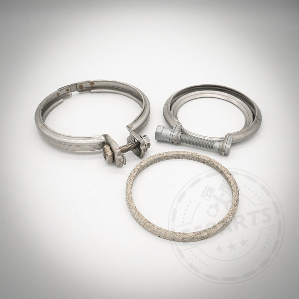 Auf einem schlichten weißen Hintergrund sind drei Metallschlauchschellen und eine runde Dichtung aus dem 55Parts Einbauset Downpipe passend für BMW M135i, M235i, 335i(x), 435i(x) und M2 N55 F-Serie abgebildet.