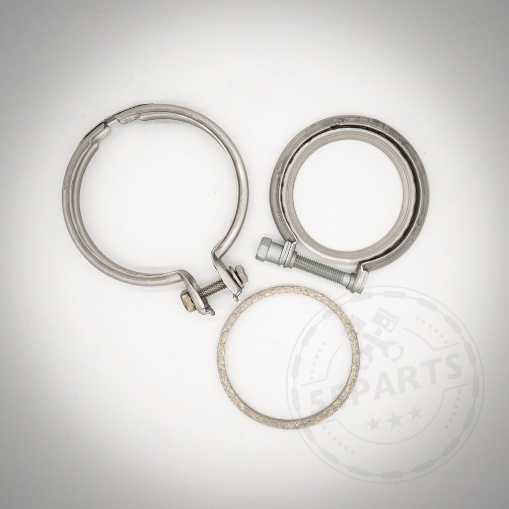 Drei Metallklemmringe und eine Dichtung aus dem 55Parts Einbauset Downpipe-Set passend für BMW M135i, M235i, 335i(x), 435i(x) und M2 N55 F-Serie sind auf weißem Hintergrund angeordnet – perfekt für Ihre Downpipe-Installation.