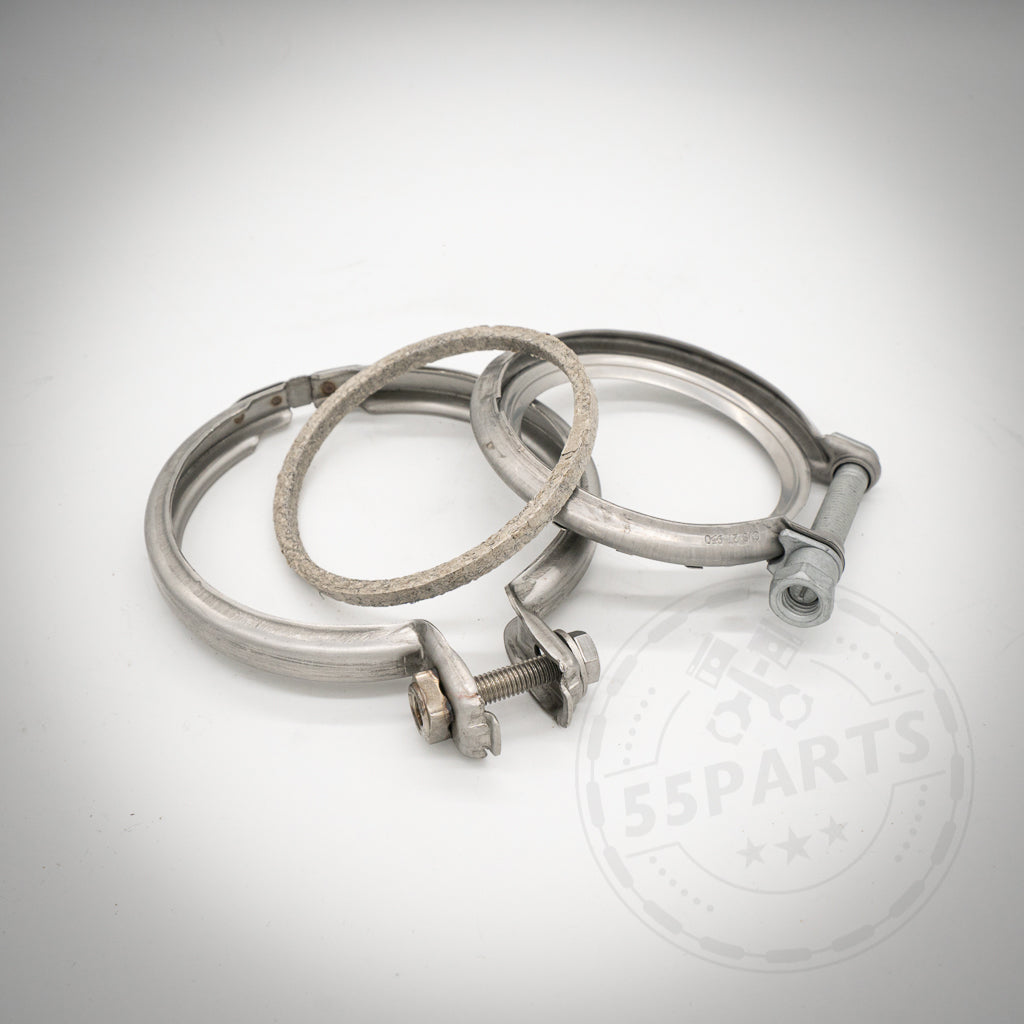 Zwei Metallklammern und eine runde Dichtung auf einer weißen Oberfläche mit einem schwachen Montagesatz-Wasserzeichen.: Einbauset Downpipe passend für BMW M135i, M235i, 335i(x), 435i(x), M2 N55 F-Serie.