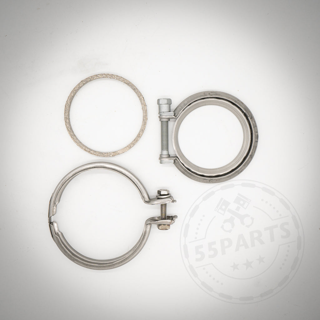 Zwei Metallklammern und eine Dichtung in einem Kreis mit einem schwachen 55Parts-Logo unten rechts – perfekt für die Montage des Einbausets Downpipe passend für BMW M135i, M235i, 335i(x), 435i(x) oder M2 N55 F-Serie.