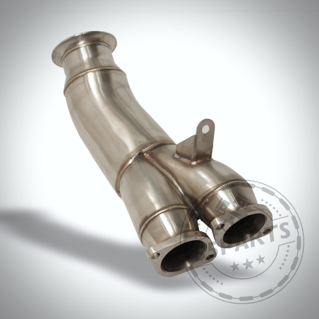 Die 55Parts Catless Katlose Downpipe aus Edelstahl passend für BMW 135i, 335i(x) N55 E-Serie mit zwei Einlässen und Montagehalterung wird auf hellem Hintergrund präsentiert.