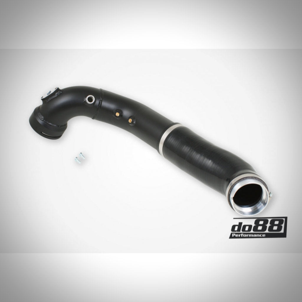 Do88 Aluminium-Laderohr passend für BMW M135i, M235i, M2, 435i, 335i inkl. X-Drive N55 F-Serie mit Teilegutachten. Inklusive Klemmen und Schrauben; do88-Logo auf weißem Hintergrund. Ideal für Full Bolt On-Upgrades oder Ladeluftkühler-Systeme.