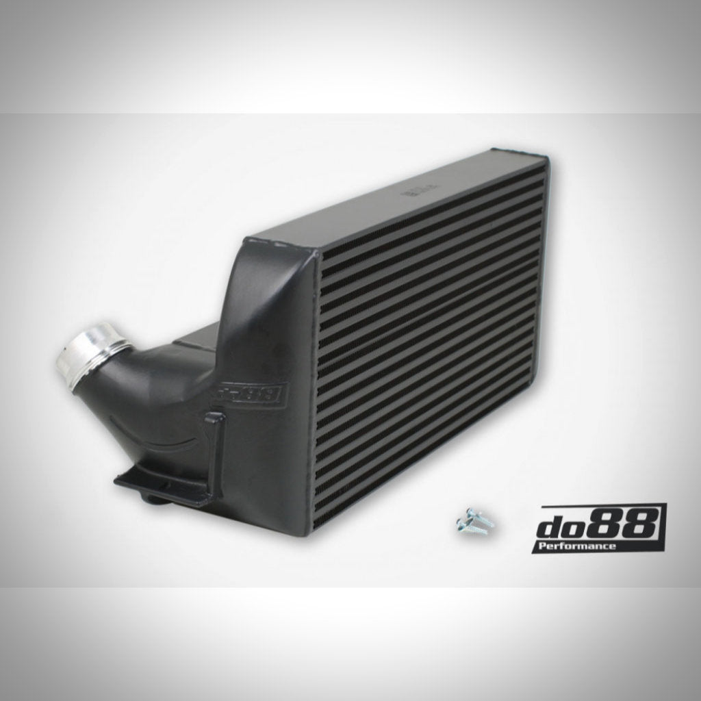 Do88 Performance Ladeluftkühler passend für BMW F2x, F3x, F87 M2 N55 F-Serie, abgebildet auf weißem Hintergrund mit zwei Schrauben.
