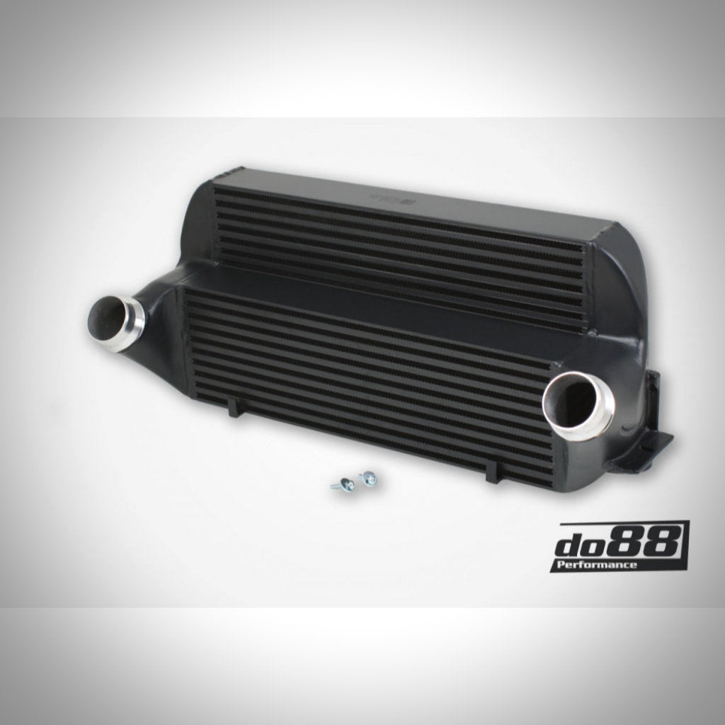 Do88 Performance Ladeluftkühler passend für BMW F2x, F3x, F87 M2 N55 F-Serie, abgebildet auf weißem Hintergrund mit zwei Schrauben.