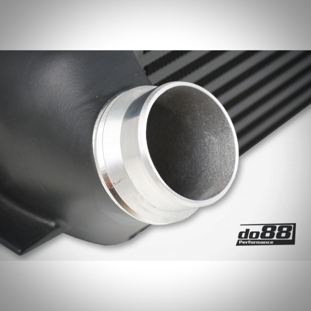 Nahaufnahme eines Metallrohranschlussstücks an einem schwarzen do88 Performance Ladeluftkühler passend für BMW F2x, F3x, F87 M2 N55 F-Serie, mit dem do88-Logo in der Ecke.
