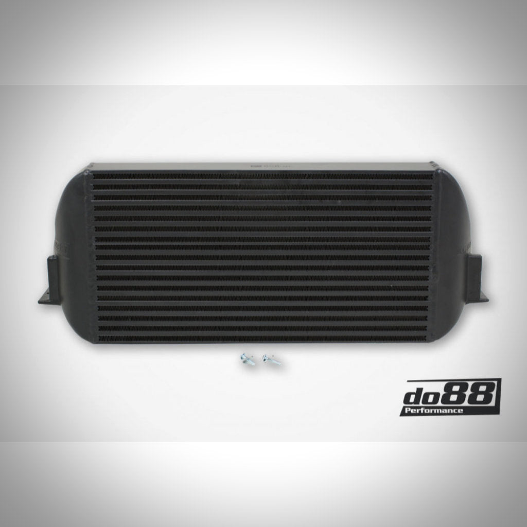 Schwarzer horizontaler do88 Performance Ladeluftkühler passend für BMW F2x, F3x, F87 M2 N55 F-Serie mit zwei Schrauben und do88-Logo in der unteren rechten Ecke.