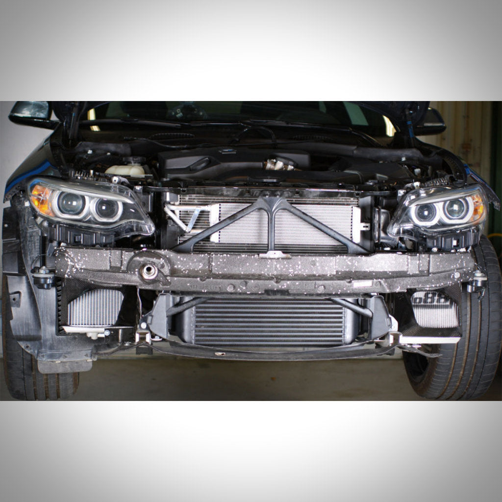 Ein BMW F2x, F3x oder F87 M2 N55 mit entfernter Frontstoßstange. Zu sehen sind Scheinwerfer, Kühler und der do88 Performance Ladeluftkühler passend für die BMW F-Serie sowie andere mechanische Innenteile.