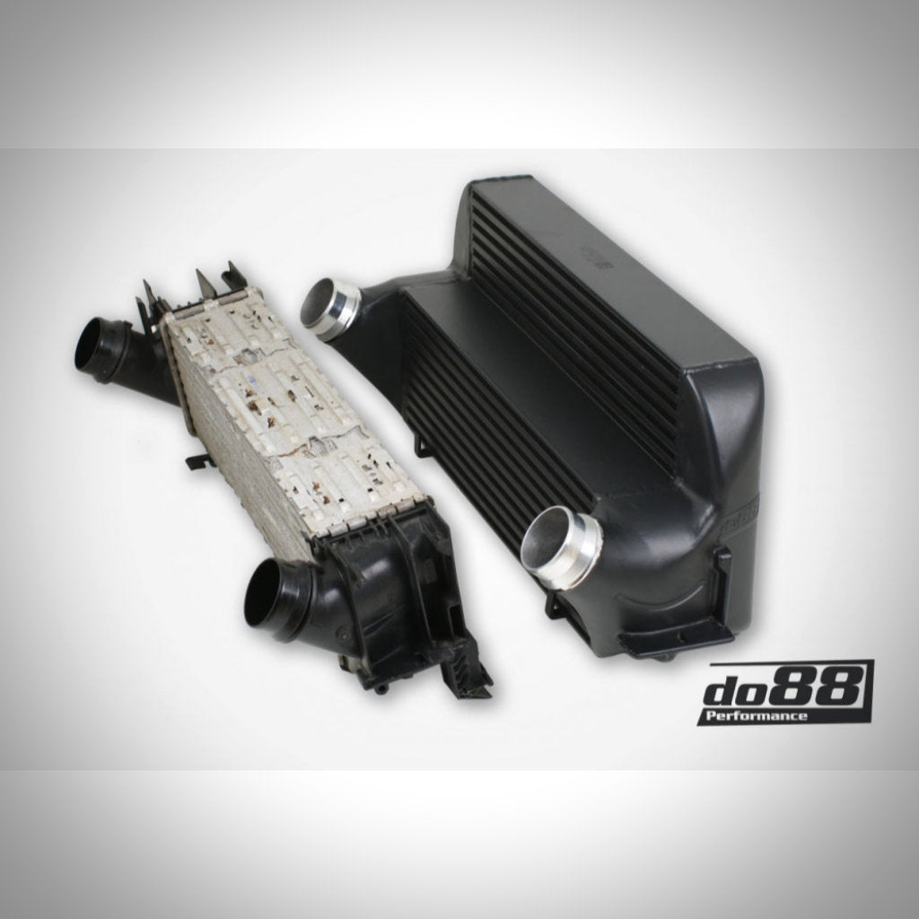 Zwei do88 Performance Ladeluftkühler passend für BMW F2x, F3x, F87 M2 N55 F-Serie werden nebeneinander angezeigt und tragen das do88-Markenlogo in der unteren rechten Ecke.