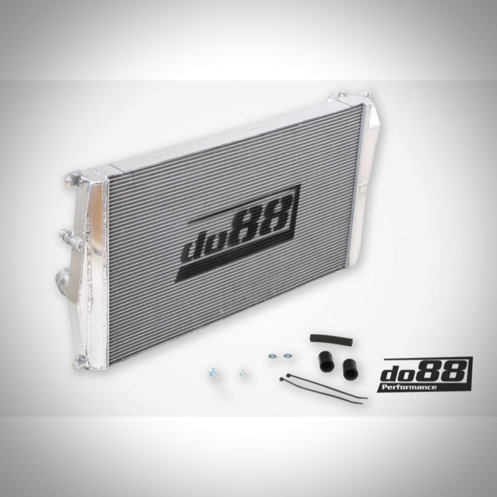 Do88 Upgrade Aluminium Wasserkühler passend für BMW F2x, F3x, F87 M2 N55 F-Serie mit do88 Logo, Montagematerial und Schläuchen auf weißem Hintergrund. Ideal passend für BMW Kühlsysteme und Rennstrecke.