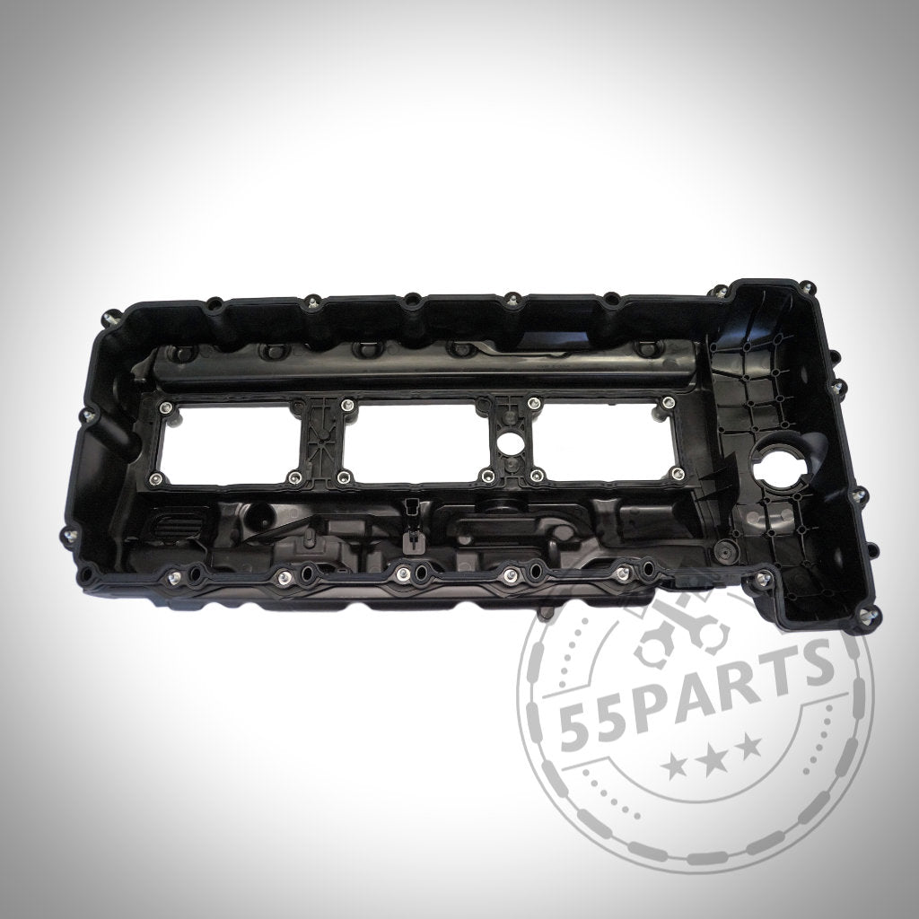 Der 55Parts Ventildeckel Zylinderkopfhaube inkl. Die Dichtung passend für BMW N55 Motor (M)135i, M235i, 335i, 435i, 535i, 640i ist in Schwarz auf weißem Hintergrund mit einem schwachen Wasserzeichen dargestellt.
