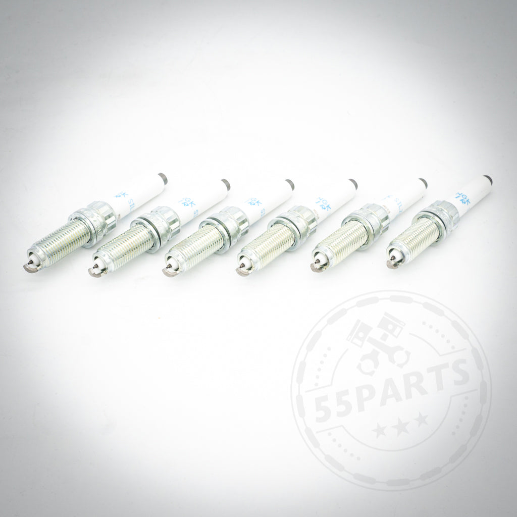Sechs NGK 94201 Zündkerzen von NGK, Teil eines Sets passend für BMW M120-40i(x), M220-40i(x), 320-40i(x), 420-40i(x) A90 Supra B58/B48, sind in einer Reihe auf einem weißen Hintergrund mit einem schwachen 55Parts-Logo in der Ecke angeordnet.