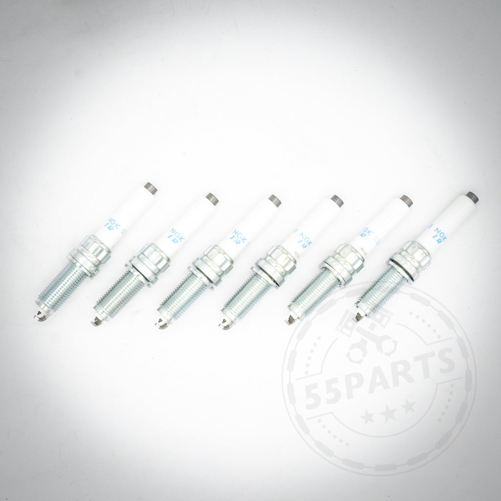 Sechs Zündkerzen NGK 94201, ausgelegt für die 6-Zylinder-Motoren BMW M120-40i(x), M220-40i(x), 320-40i(x), 420-40i(x) und A90 Supra B58/B48, sind in einer Reihe auf weißem Untergrund mit einem schwachen Logo angeordnet.