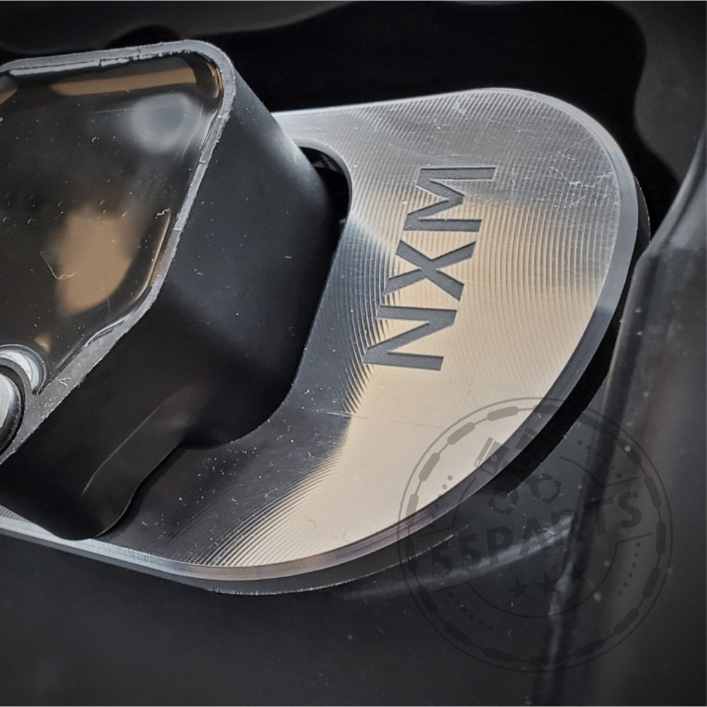 Nahaufnahme eines metallischen Nexsys Motorsport-Teils, mit NXM-Gravur und einem 5SPARES-Stempel – perfekt für jedes 55Parts-Exklusivteil: NexSys B58 Zündspulen-Upgrade-Kit passend für BMW 135i, 335i, 535i, Z4 mit N54-Motor.