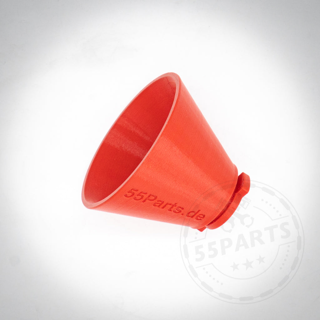 Der 55Parts Special 3D Druck Öleinfülltrichter aus rotem Kunststoff ist für alle BMW Modelle geeignet, trägt das 55Parts-Logo auf der Seite und ist auf weißem Hintergrund abgebildet.