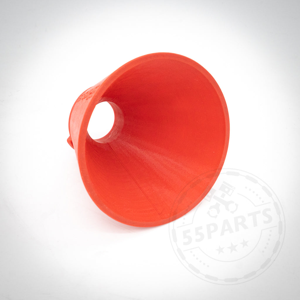 55Parts Special: 3D Druck Öleinfülltrichter für alle BMW Modelle aus rotem Kunststoff vor weißem Hintergrund mit verblasstem 55Parts Logo in der Ecke.