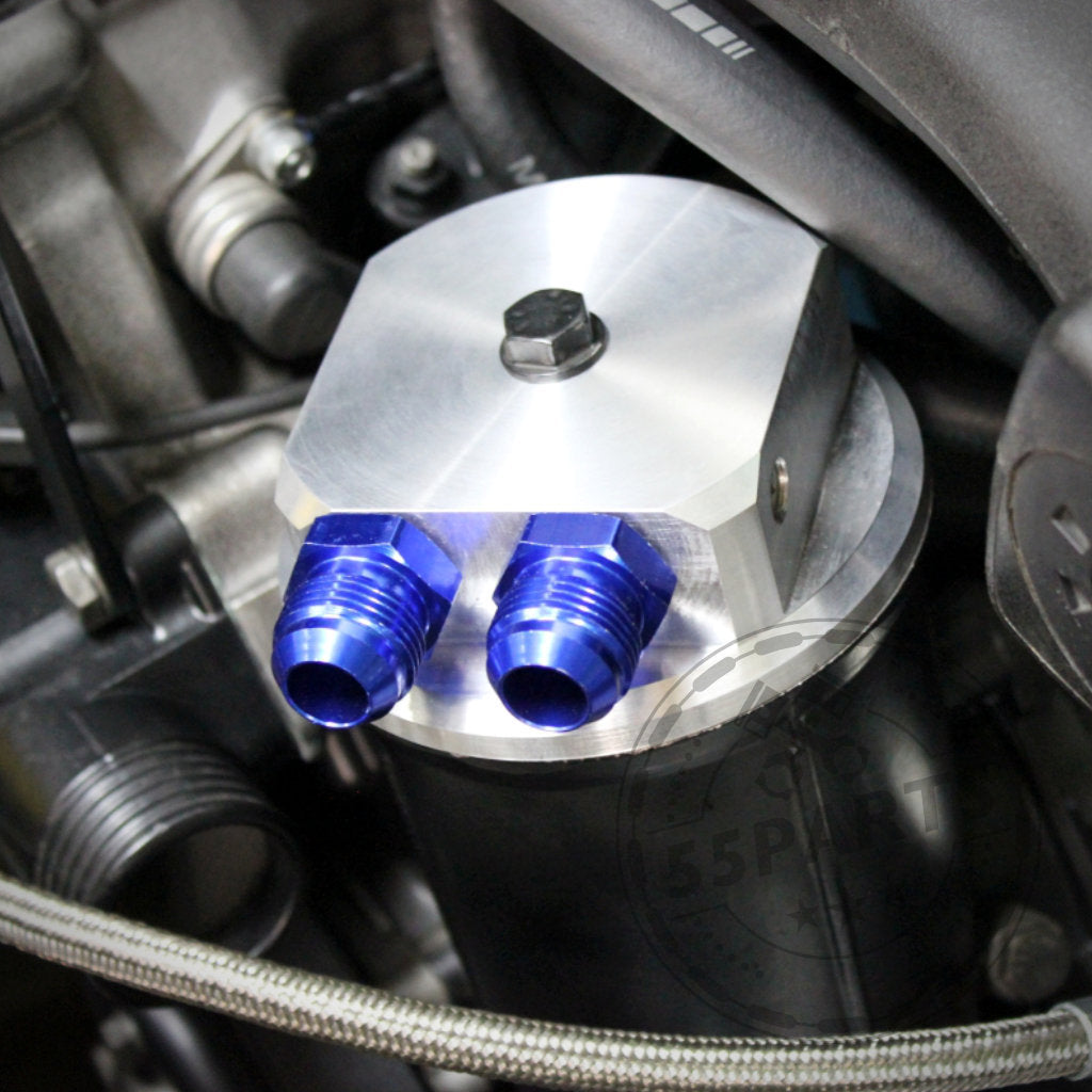 Nahaufnahme von Adapterkappe externer Ölkühler- AN10 + 1,8" NPT passend für BMW M50, M52 mit zwei blauen Anschlüssen für externen Ölkühler.