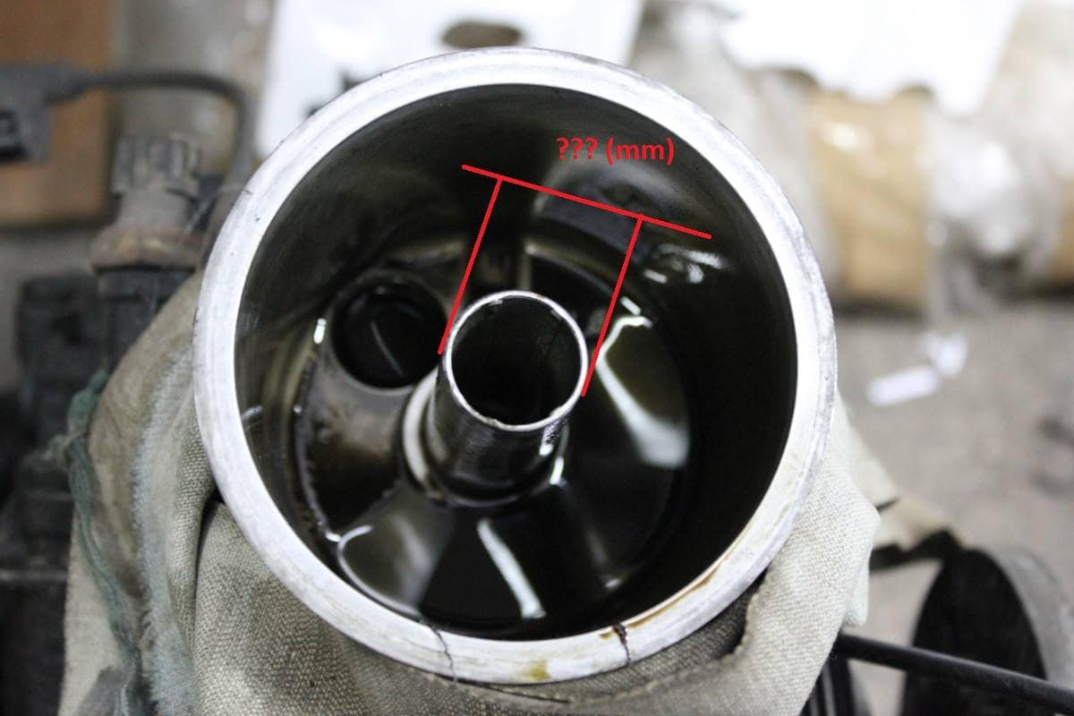 Draufsicht auf einen zylindrischen Metallbehälter mit roten Linien und „???“ (mm) über einem Innenrohr, mit der 55Parts Adapterkappe externer Ölkühler – AN10 + 1,8" NPT passend für BMW M50, M52 – ideal für externe Ölkühler.