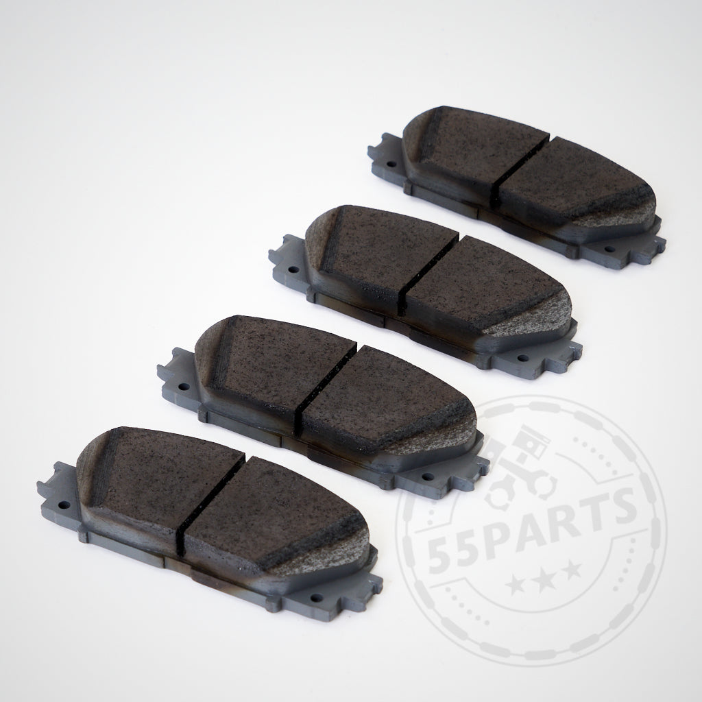 Vier Original Bremsbeläge, passend für den Toyota Yaris GR, sind in zwei Reihen auf hellem Hintergrund angeordnet.