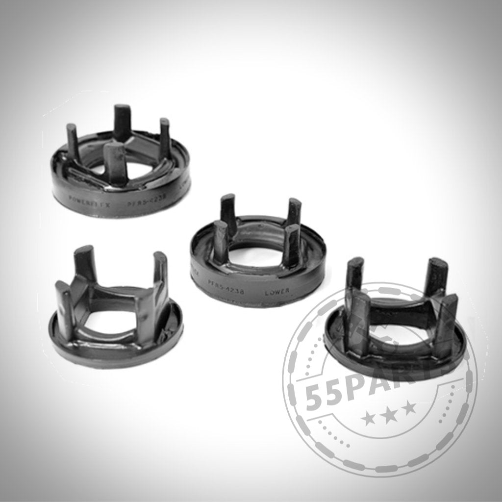 Vier schwarze PU-Polyurethan-Tonnenlagereinsätze, passend für BMW 1er (E8x, F2x), 2er (F2x), 3er (E9x, F3x) und 4er (F3x), sind auf einer weißen Fläche mit einem 55Parts-Wasserzeichen angeordnet.