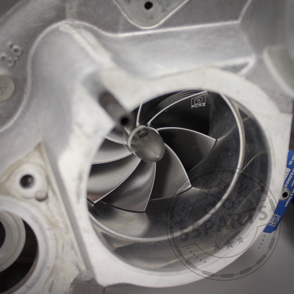 Nahaufnahme eines Pure Stage 2 Upgrade-Turboladers von Pure Turbos, der das Turbinenrad und die detaillierten Schaufeln zeigt – ideal zur Verbesserung von BMW (M)135i, M235i, 335i(x) und 435i(x) mit N55-Motor.