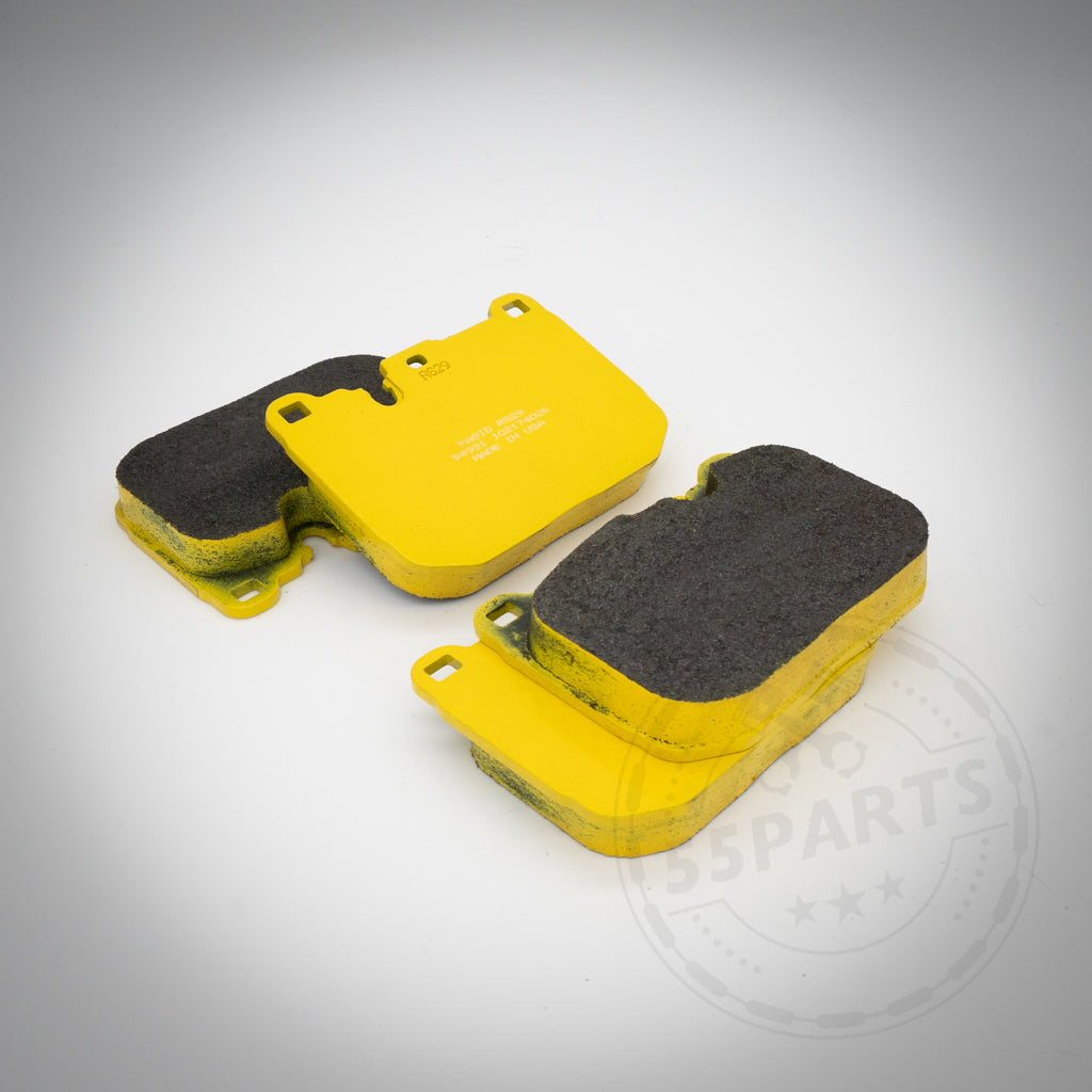 Zwei gelb-schwarze Pagid-Bremsbeläge für die 4-Kolben-Anlage, kompatibel mit BMW M135i/40i, M235i/40i, 335i/40i, 435i/40i, M2, M3 und M4 (F-Serie), abgebildet auf einer hellgrauen Oberfläche mit schwachem Logo-Wasserzeichen.