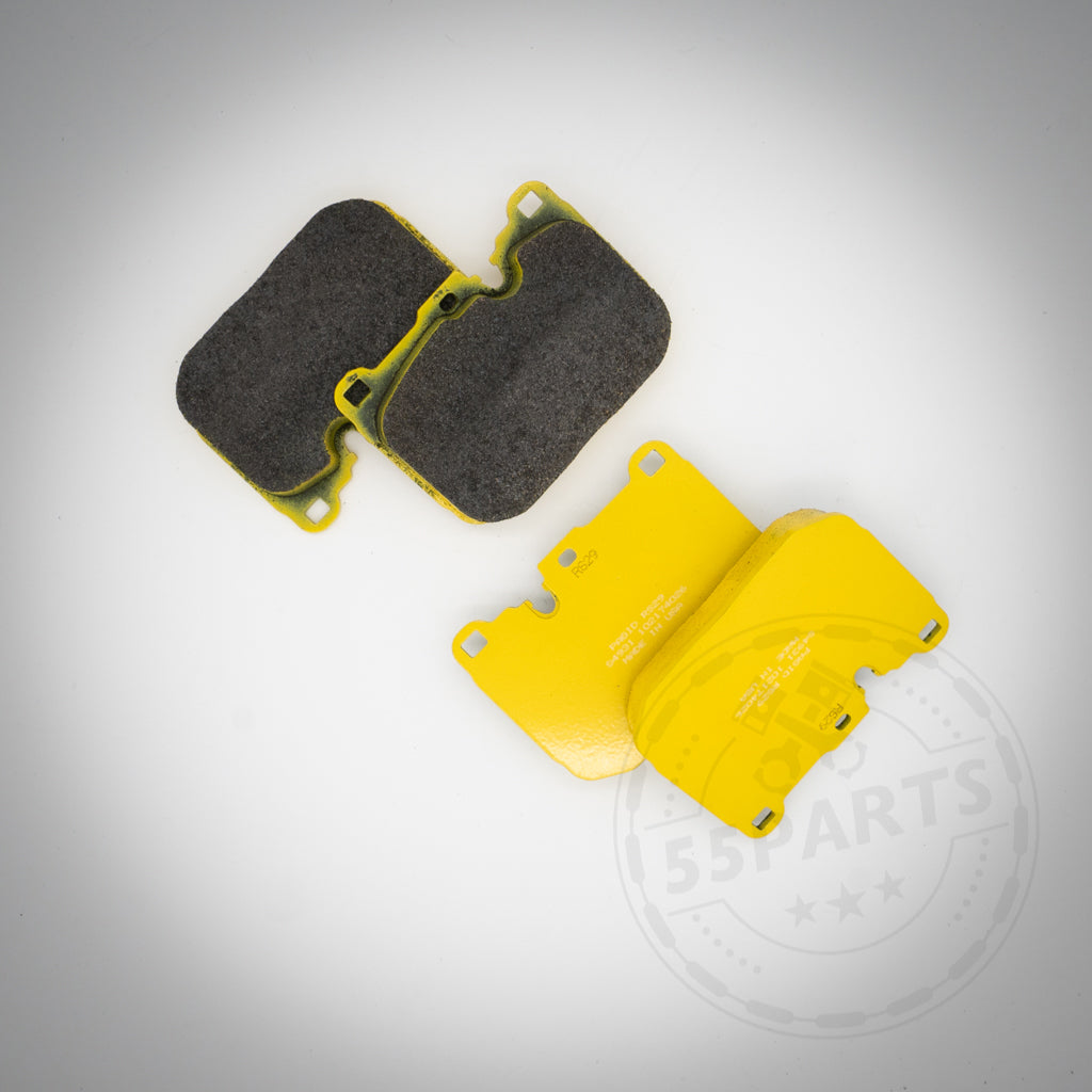 Zwei gelbe Pagid Bremsbeläge für 4-Kolben-Anlage (ohne Keramik), passend für BMW M135i/40i, M235i/40i, 335i/40i, 435i/40i, M2, M3 & M4 (F-Serie) von Pagid – ein Paar nach oben und eines nach unten gerichtet auf weißem Hintergrund.