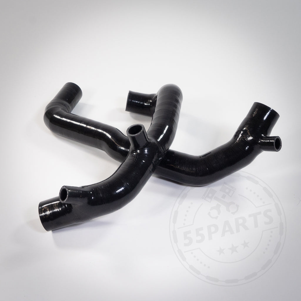 Auf weißem Untergrund sind zwei schwarz glänzende Silikonschläuche mit mehreren Abzweigen, die „Silikon Upgrade Inlets Ansaugrohre passend für BMW 135i, 1er M Coupe, 335i(x) N54“, abgebildet.
