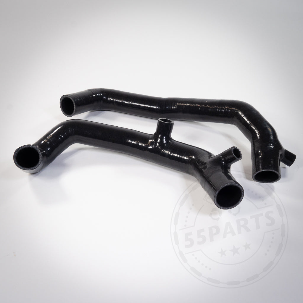 Auf weißem Untergrund sind zwei schwarz glänzende Silikonschläuche mit mehreren Abzweigen, die „Silikon Upgrade Inlets Ansaugrohre passend für BMW 135i, 1er M Coupe, 335i(x) N54“, abgebildet.