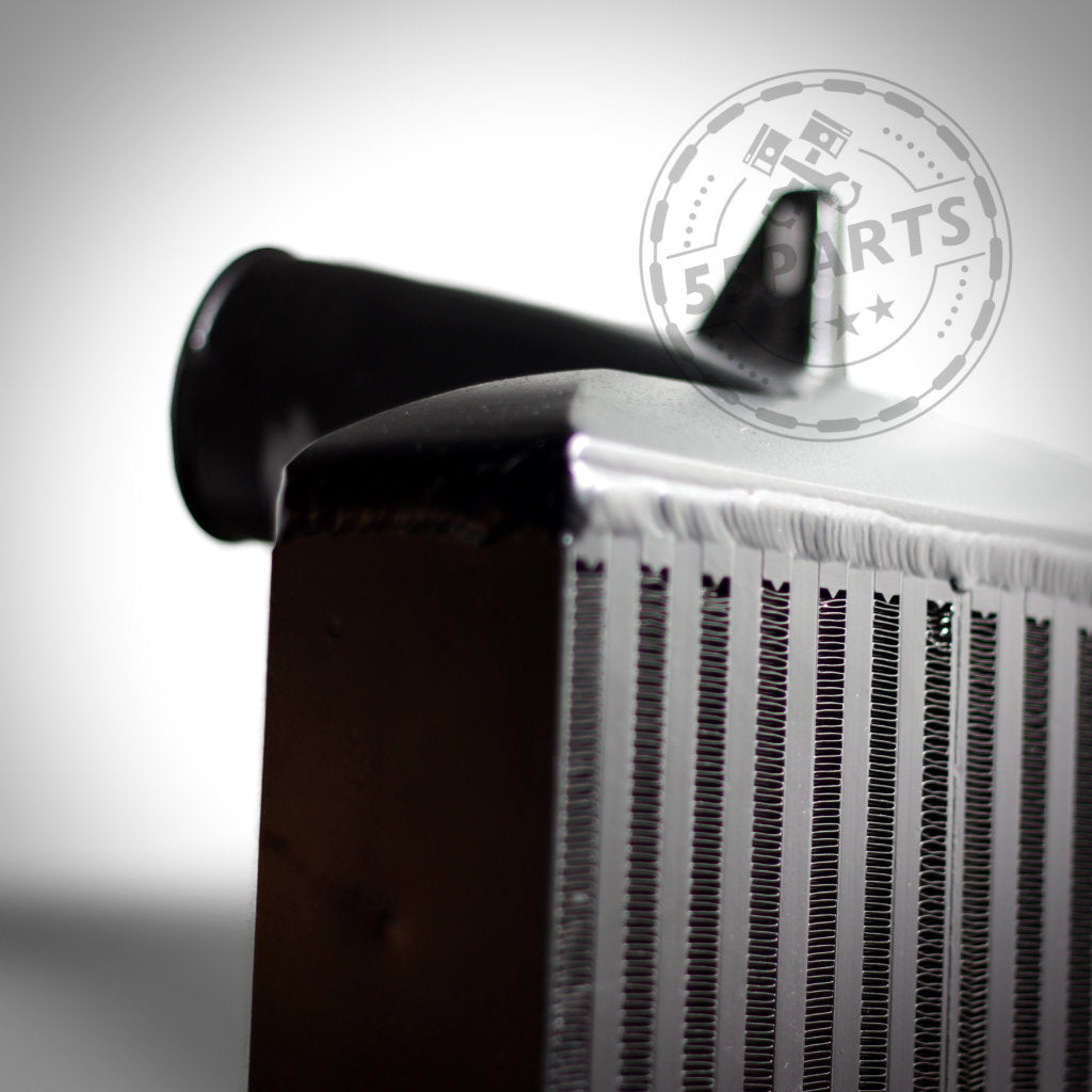 Nahaufnahme eines 55Parts-Specials: 7,5" Race-Ladeluftkühler passend für BMW N54/N55 E-Serie mit schwarzem Verbindungsrohr und sichtbarem 55Parts-Wasserzeichen.