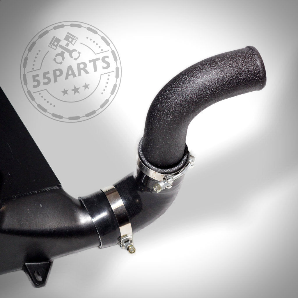 Schwarzes Autorohr mit Metallschellen, gebrandet (Logo oben links), ideal für den Einsatz im 55Parts Special: 7,5" Race Ladeluftkühler passend für BMW 135i, 1er M Coupé und 335(x)i N54/N55 E-Serie. Inklusive Teilegutachten.