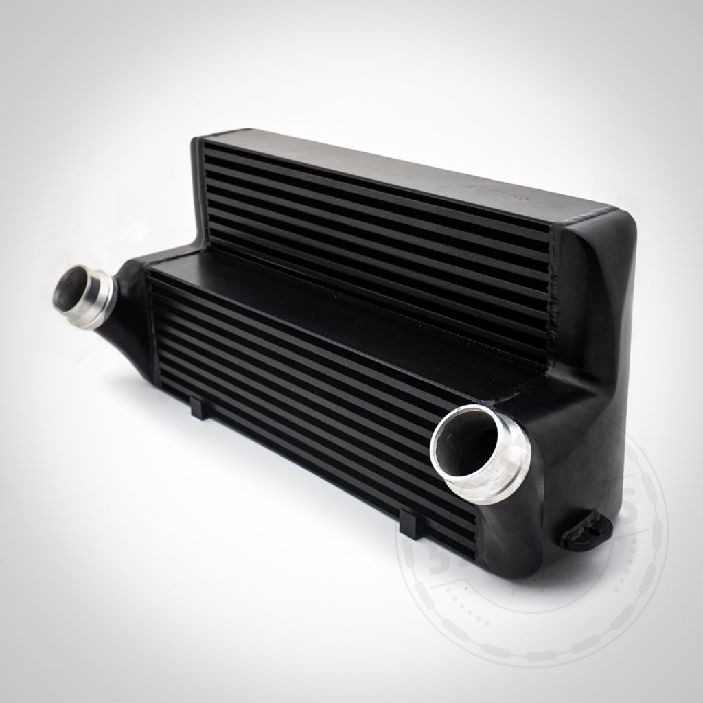 Der 55Parts 7" Race Ladeluftkühler passend für BMW F2x, F3x, F87, M135i, M235i, 335i, 435i, M2 N55 verfügt über horizontale Lamellen und silberne Einlass-/Auslassrohre – ideal für Full Bolt On-Setups – inklusive Teilegutachten.