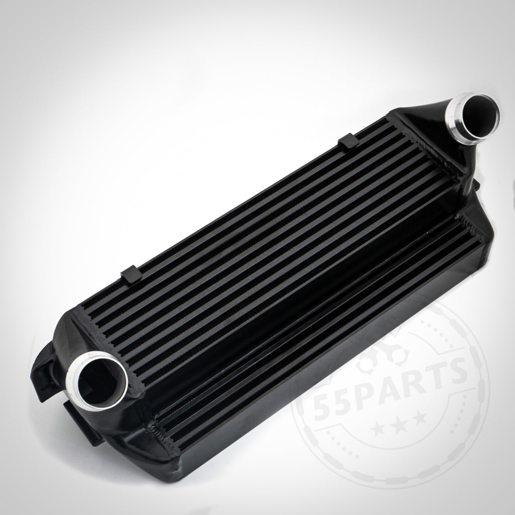 Der 55Parts 5" Race Ladeluftkühler passend für BMW F2x, F3x N13 N20 N55 verfügt über schwarze Einlass- und Auslassrohre aus Aluminium, perfekt für Ihr FBO-Setup, dargestellt auf weißem Hintergrund.