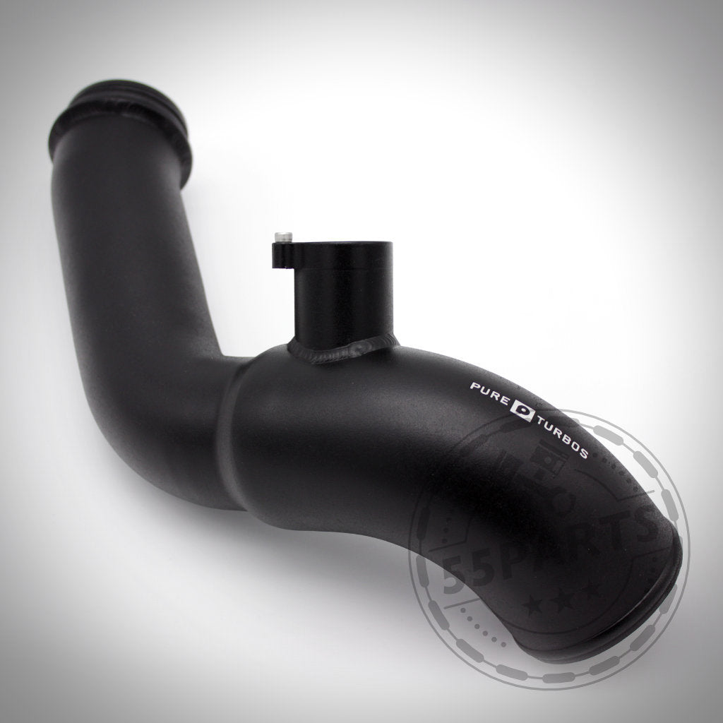 Die Pure Turbos Stage 2 High Flow Inlet Ansaugung passend für BMW M135i, M235i, M2, 335i(x) N55 F-Serie verfügt über ein schwarzes gebogenes Rohr mit kleinem Anschlussstück und PURE TURBOS-Branding für optimale Leistung.