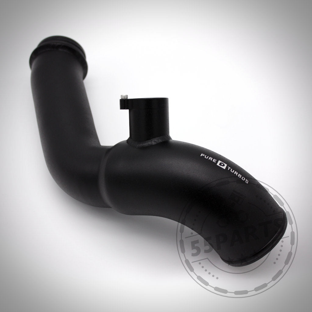 Pure Turbos Stage 2 High Flow Inlet Ansaugung passend für BMW M135i, M235i, M2, 335i(x) N55 F-Serie, abgebildet in Schwarz mit Branding, fotografiert auf weißem Hintergrund.