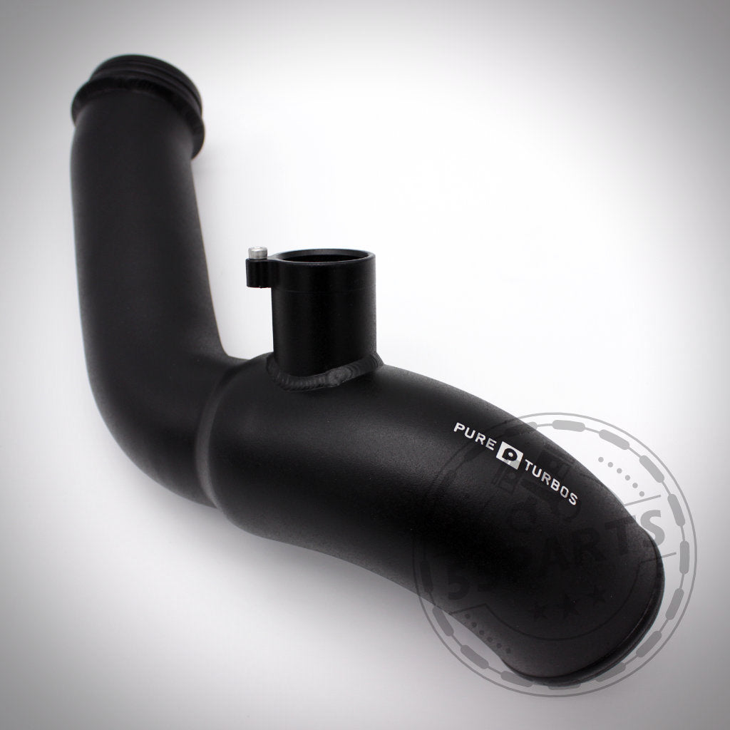 Die Pure Turbos Pure Stage 2 High Flow Inlet Ansaugung passend für BMW M135i, M235i, M2, 335i(x) N55 F-Serie wird in Schwarz mit einem Pure Turbos-Logo auf einem schlichten weißen Hintergrund abgebildet.