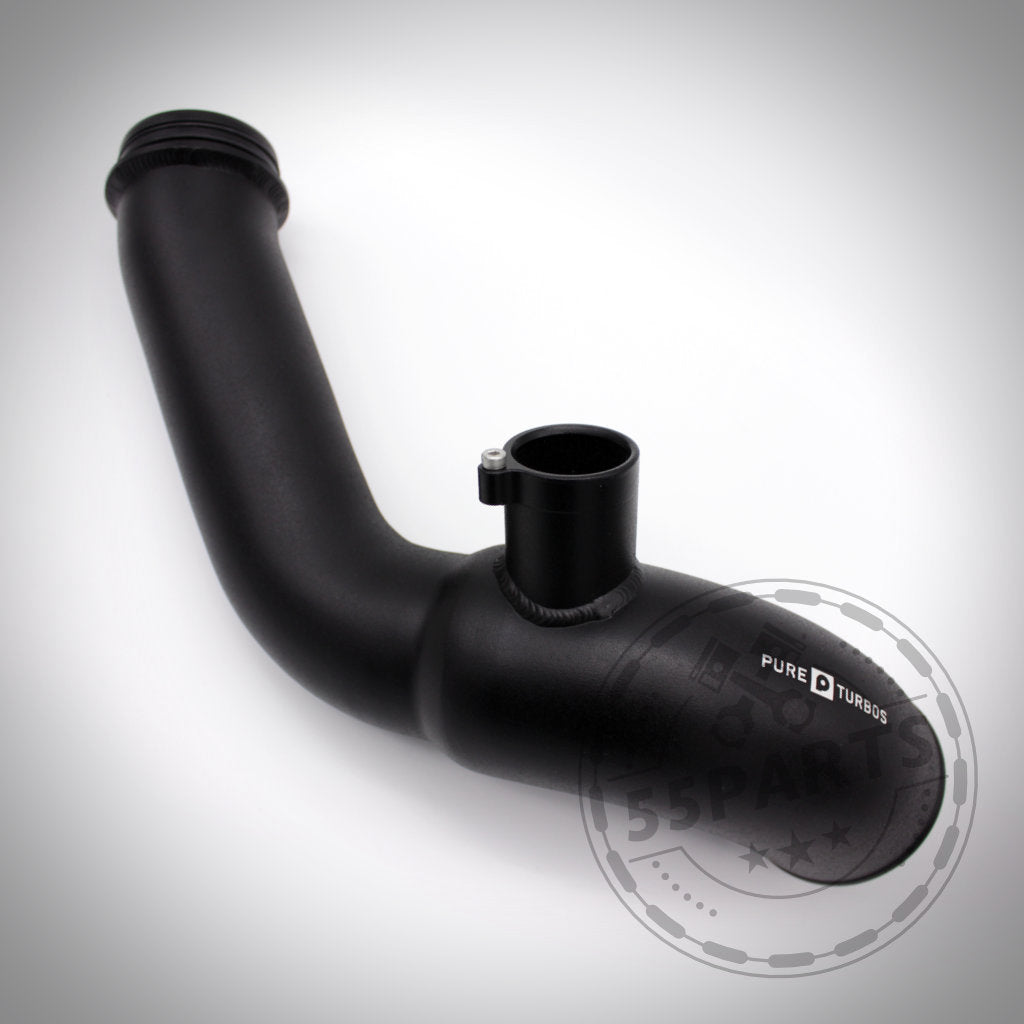 Pure Turbos Pure Stage 2 High Flow Ansaugung passend für BMW M135i, M235i, M2, 335i(x) N55 F-Serie, dargestellt in Schwarz mit seitlichem Anschluss auf weißem Hintergrund. Perfekt für Full Bolt On oder Turboumbau-Setups.