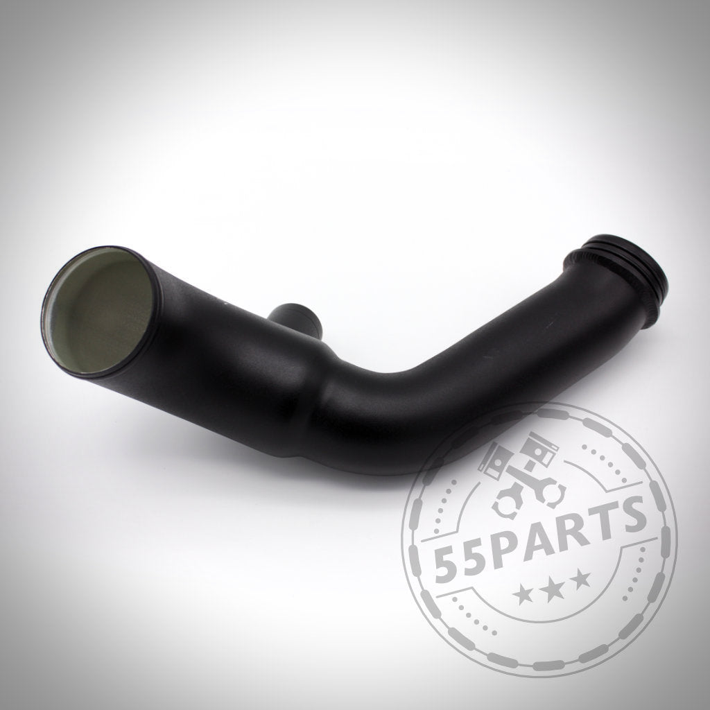Schwarze, L-förmige Pure Turbos Stage 2 High Flow Inlet Ansaugung passend für BMW M135i, M235i, M2, 335i(x) N55 F-Serie mit kleiner Düse; mit 55Parts-Wasserzeichen auf weißem Hintergrund.