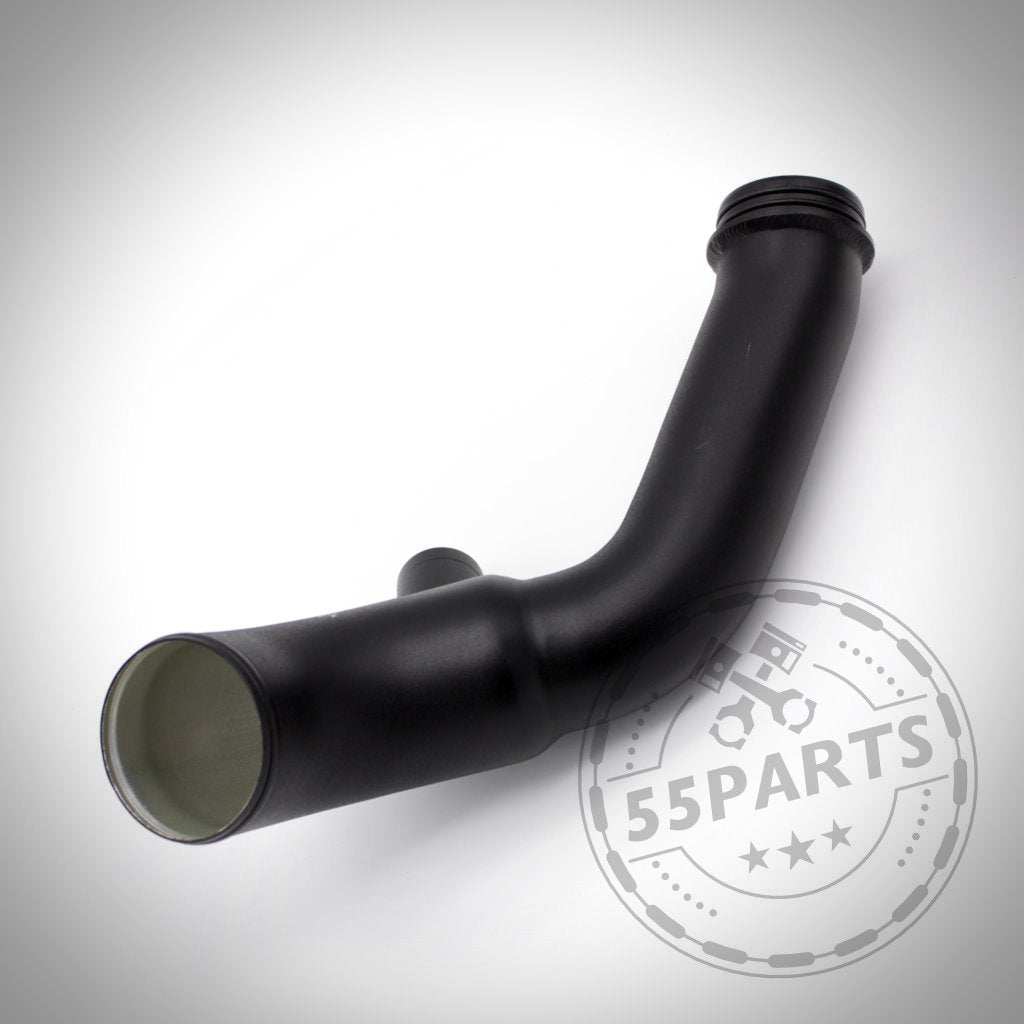 Pure Turbos Pure Stage 2 High Flow Inlet Ansaugung passend für BMW M135i, M235i, M2, 335i(x) N55 F-Serie in Schwarz mit Gewindeende und abgewinkelter Form, mit dem 55Parts-Logo-Wasserzeichen auf weißem Hintergrund.