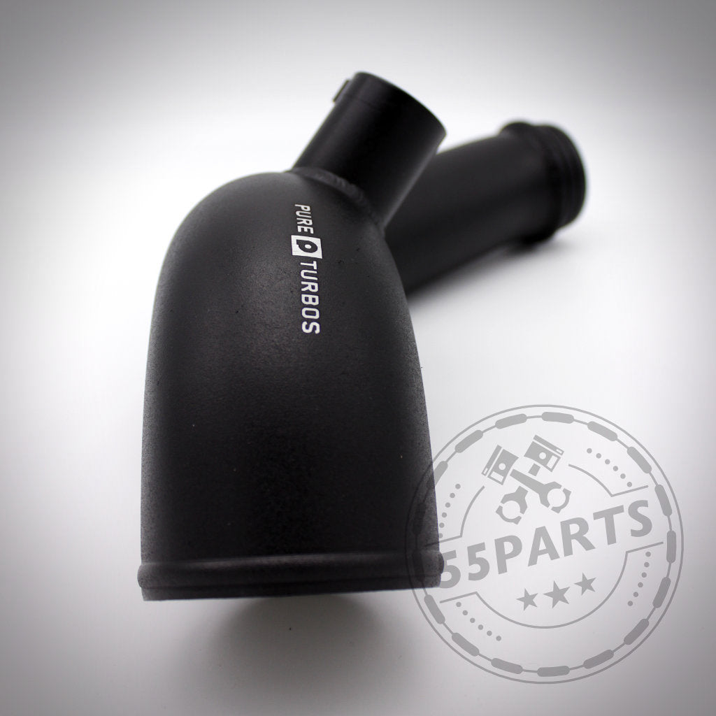 Die Pure Turbos Pure Stage 2 High Flow Inlet Ansaugung passend für BMW M135i, M235i, M2 und 335i(x) N55 F-Serie ist auf weißem Hintergrund abgebildet und zeichnet sich durch High-Flow-Leistung und ein auffälliges PURE TURBOS-Branding aus.