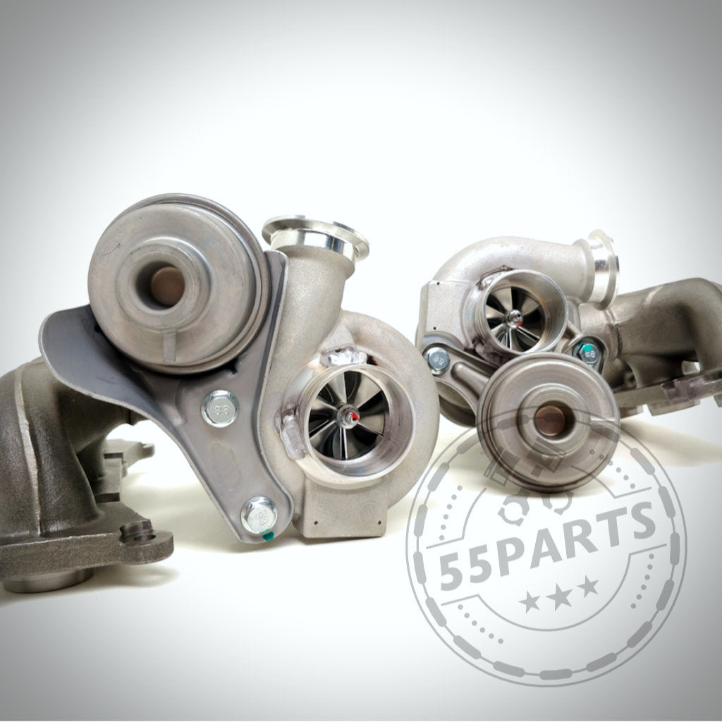 Zwei Pure Turbos Stage 2 Casted Turbos passend für BMW 135i, 1er M Coupé und 335i(x) N54, präsentiert auf einer weißen Oberfläche mit einem 55Parts-Logo-Wasserzeichen und mit einem hervorragenden Preis-Leistungs-Verhältnis.
