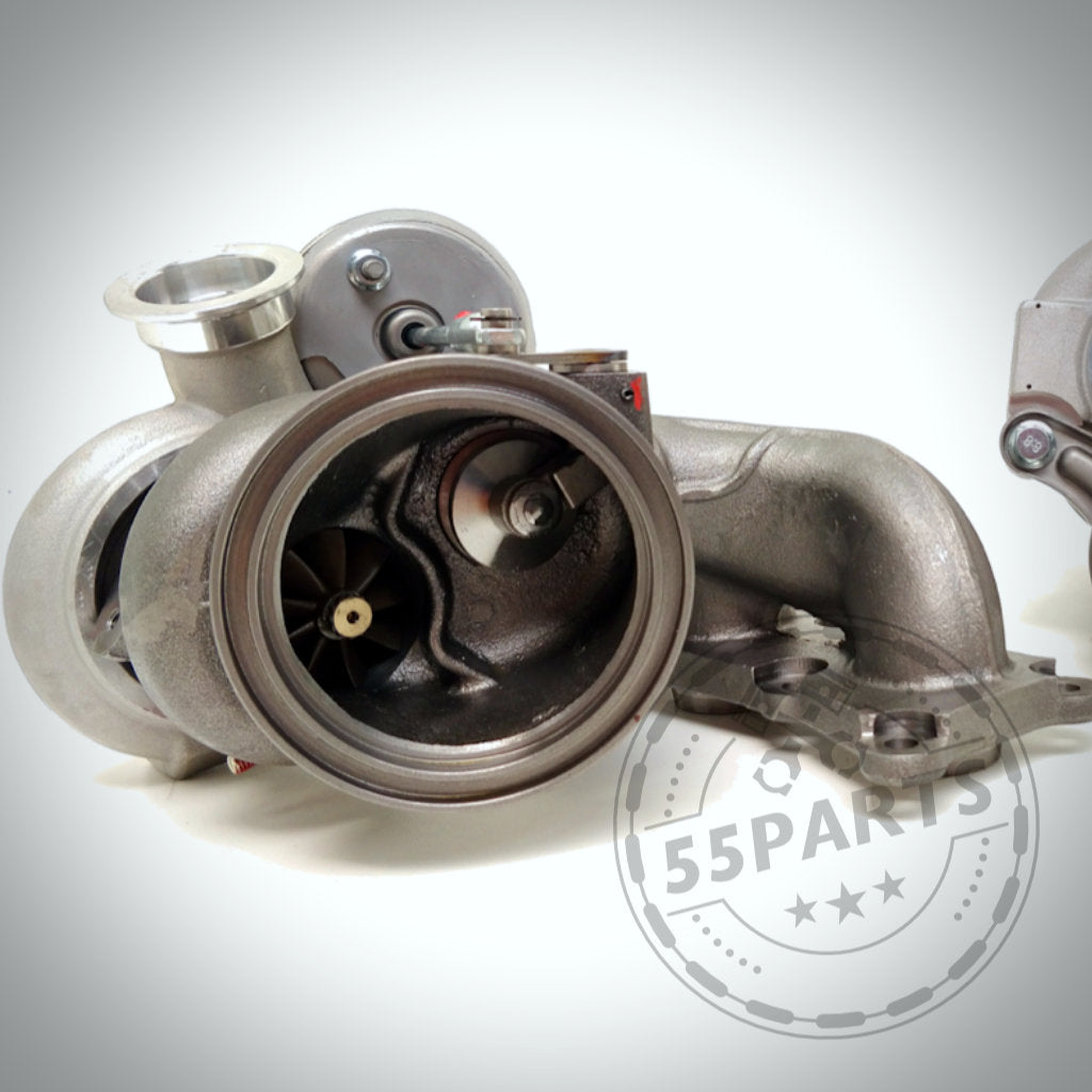 Eine Nahaufnahme eines Pure Turbos Pure Stage 2 Casted Turbo, passend für BMW 135i, 1er M Coupé, 335i(x) N54, hebt seine Turbinenschaufeln und den Flansch aus Metall mit einem dezenten 55Parts-Wasserzeichen hervor.