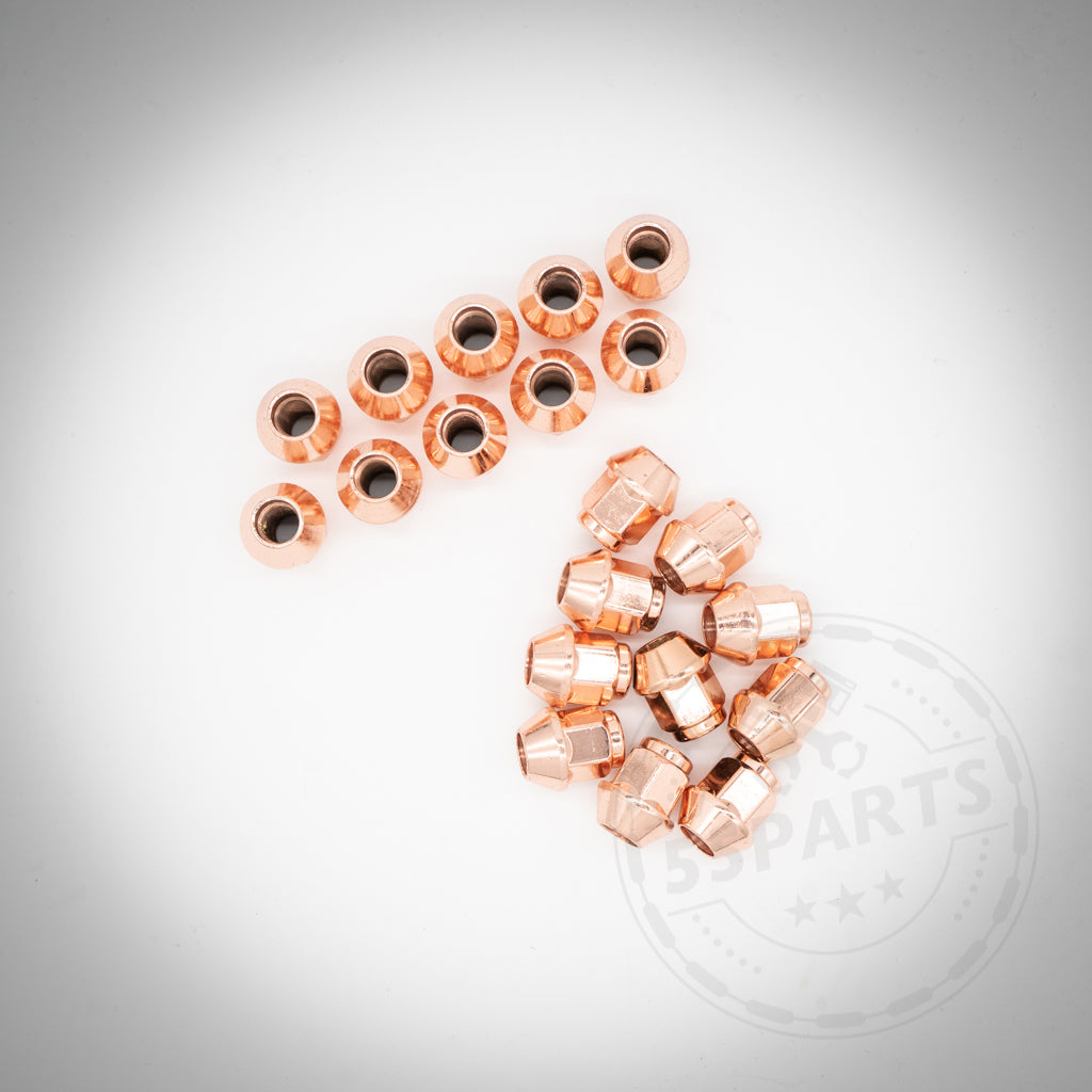 Kupferfarbene Metallbeschläge und -tüllen aus dem 55Parts Special: Stehbolzen Set inkl. Muttern, angeordnet auf weißem Untergrund, sorgen für einen Motorsportlook – ideal für die Radmontage.