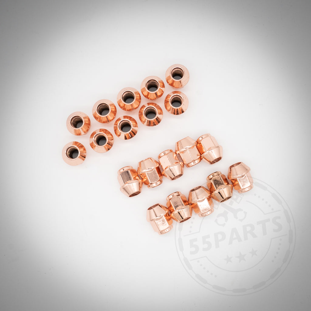 Zwölf Kupferscheiben und acht Kupfermuttern aus dem 55Parts-Special: Stehbolzen-Set inkl. Muttern, dargestellt auf weißem Hintergrund mit dezentem Wasserzeichen im Motorsportlook – perfekt für Stehbolzen-Radmontage-Setups.
