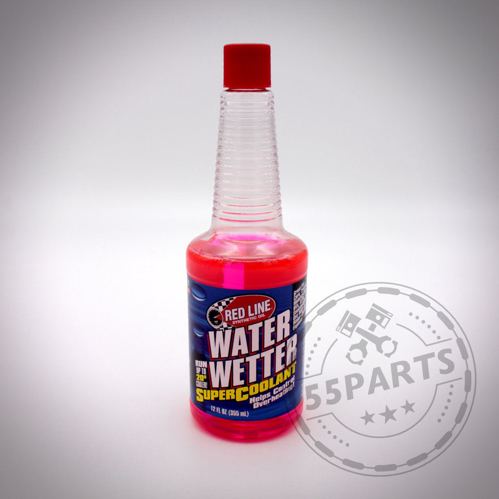 Auf weißem Hintergrund ist eine Flasche Red Line Water Wetter Kühlmittel Zusatz mit rotem Verschluss abgebildet, die für eine optimale Rennstrecken-Kühlung in BMW-Kühlsystemen konzipiert ist.