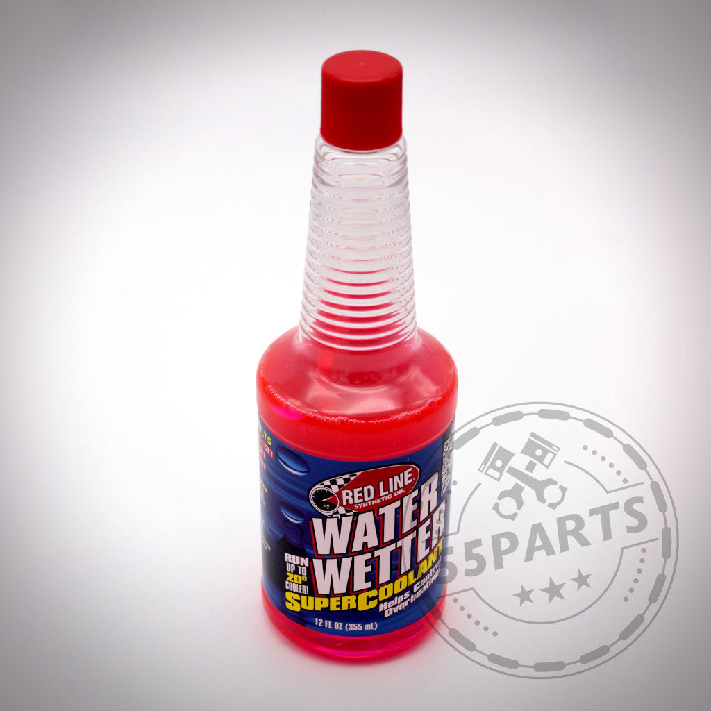 Auf weißem Hintergrund ist eine Flasche Red Line Water Wetter Kühlmittel Zusatz mit rotem Verschluss abgebildet, die für eine optimale Rennstrecken-Kühlung in BMW-Kühlsystemen konzipiert ist.